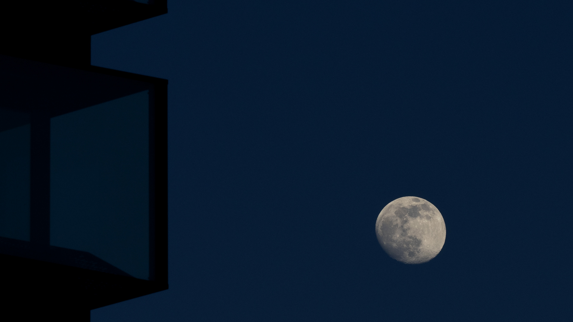 Balkons und Mond