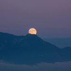 Ball auf dem Berg vergessen oder kleine weiße Kirche am Berg