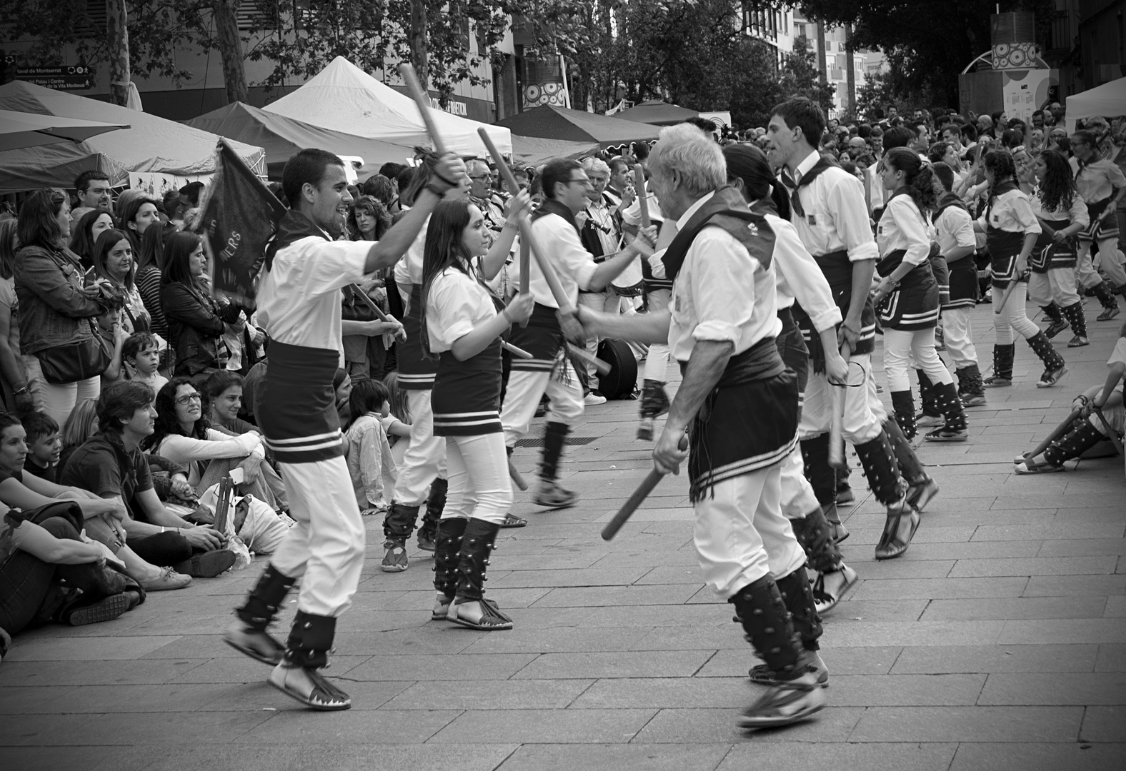 Ball de bastons a la plaça Vella