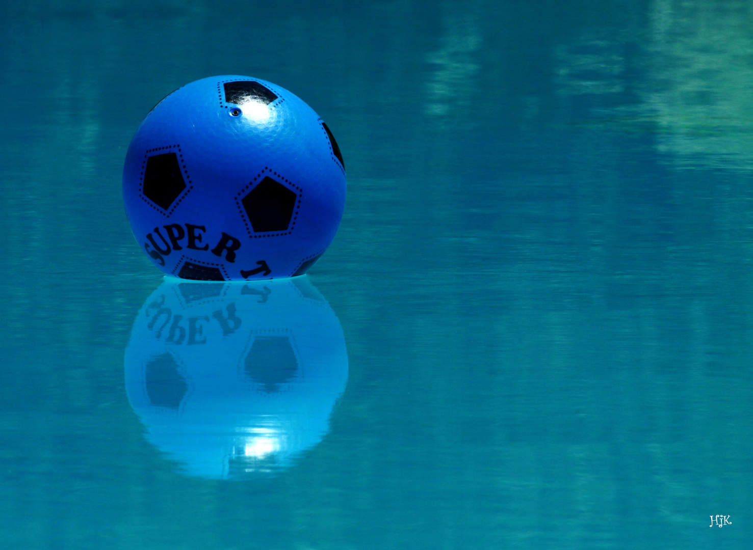 Ball im Pool
