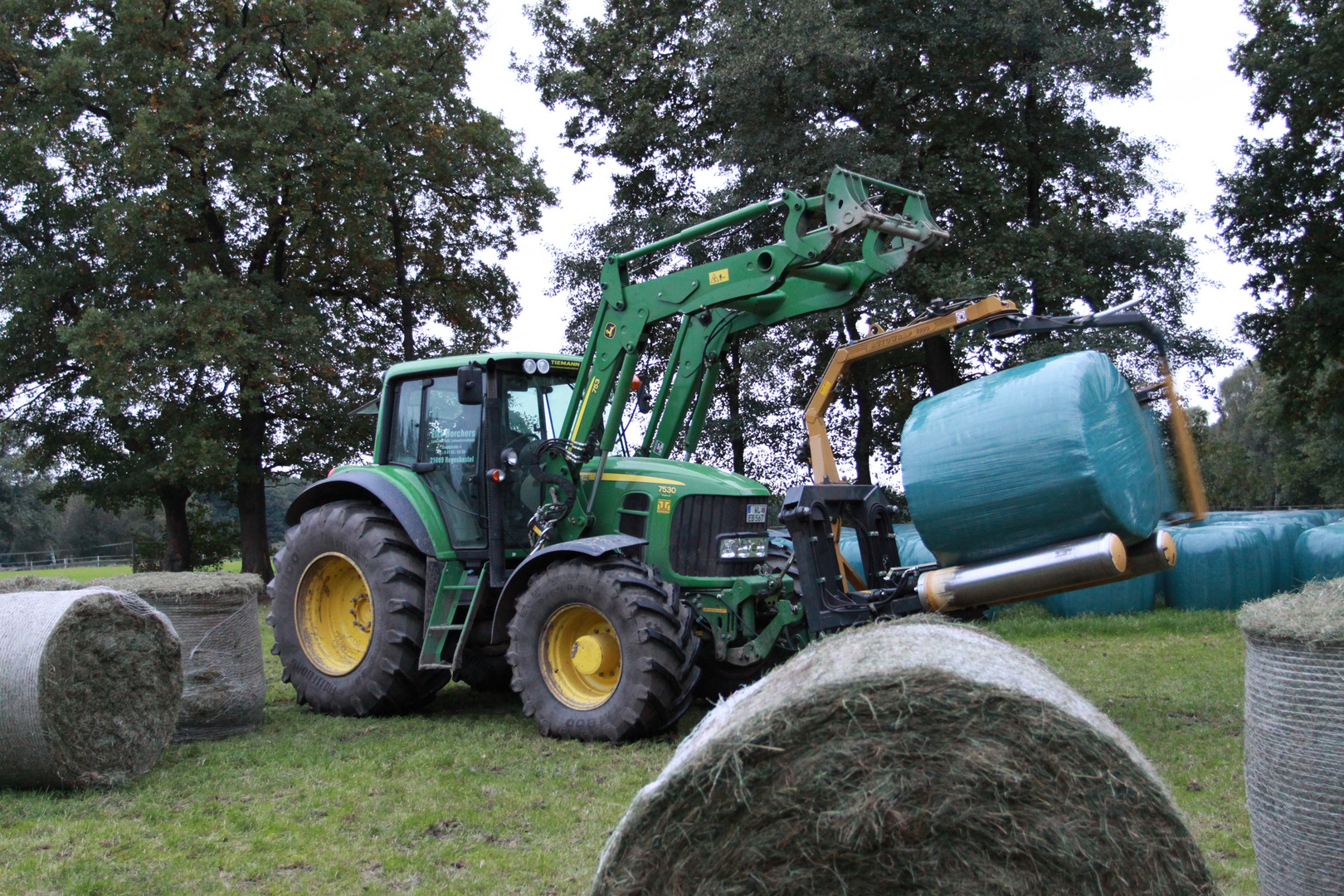 Ballenwickeln mit John Deere 7530