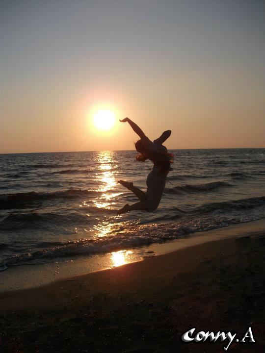ballerina a mare con tramonto