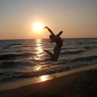 ballerina a mare con tramonto