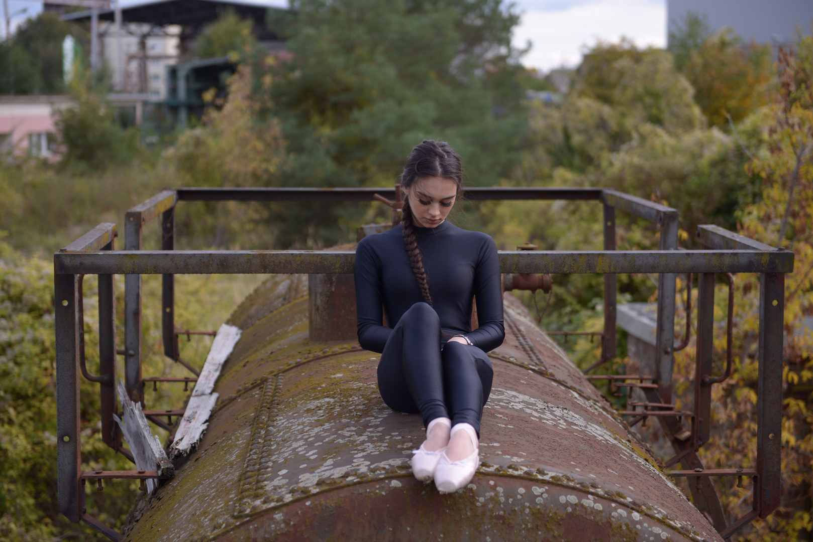 Ballerina auf historischem Kesselwagen