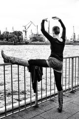 Ballerina im Hafen