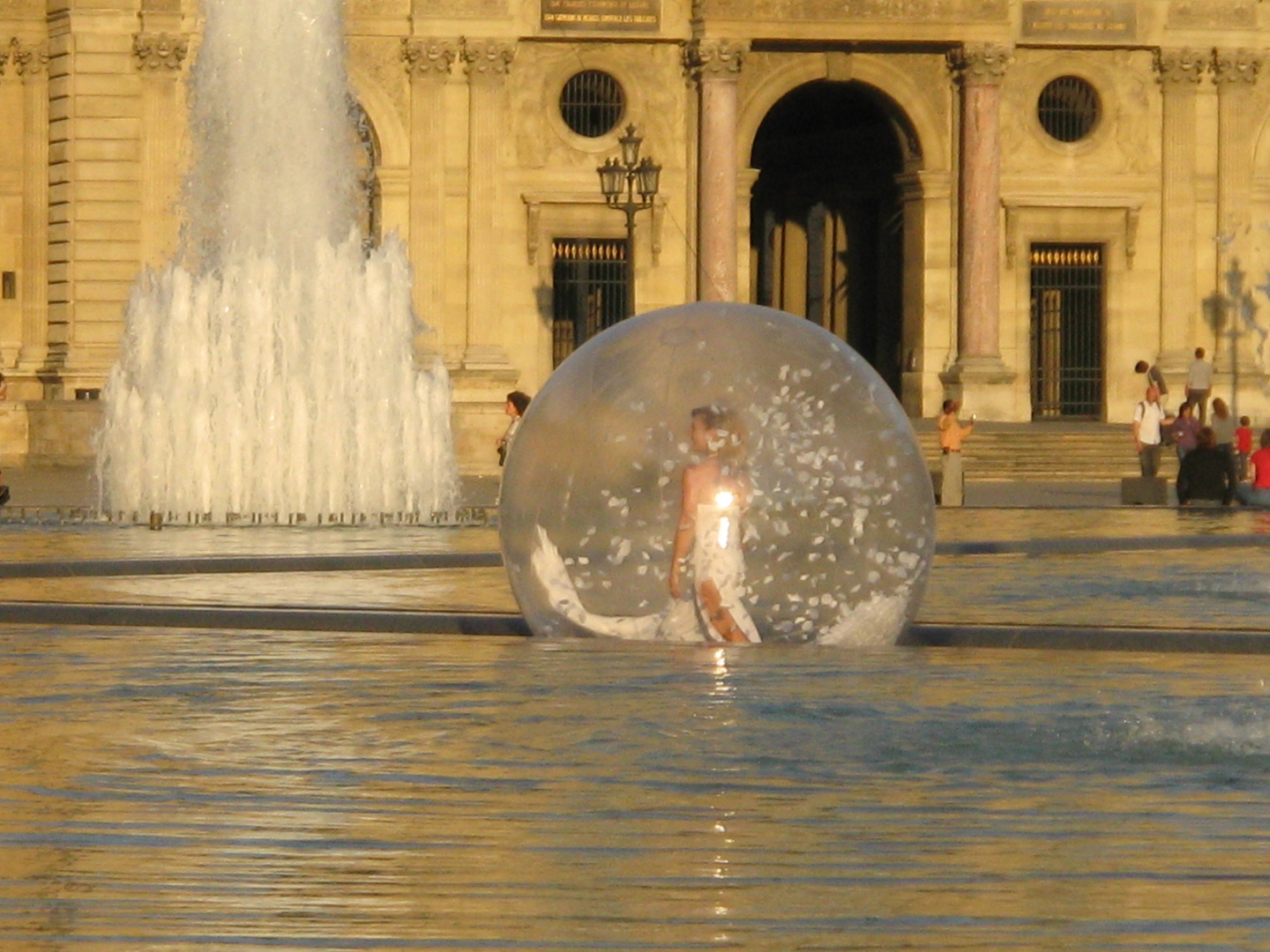 Ballerina nel pallone a Louvre