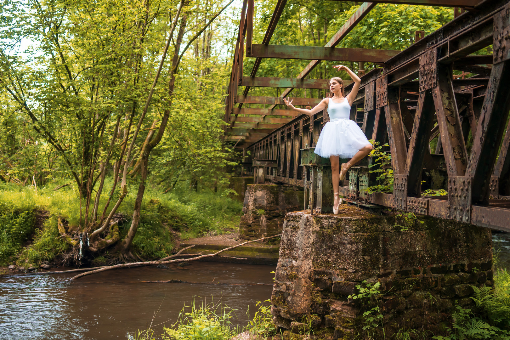 Ballerina und Bahnbrücke