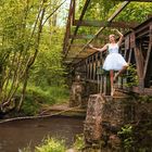 Ballerina und Bahnbrücke