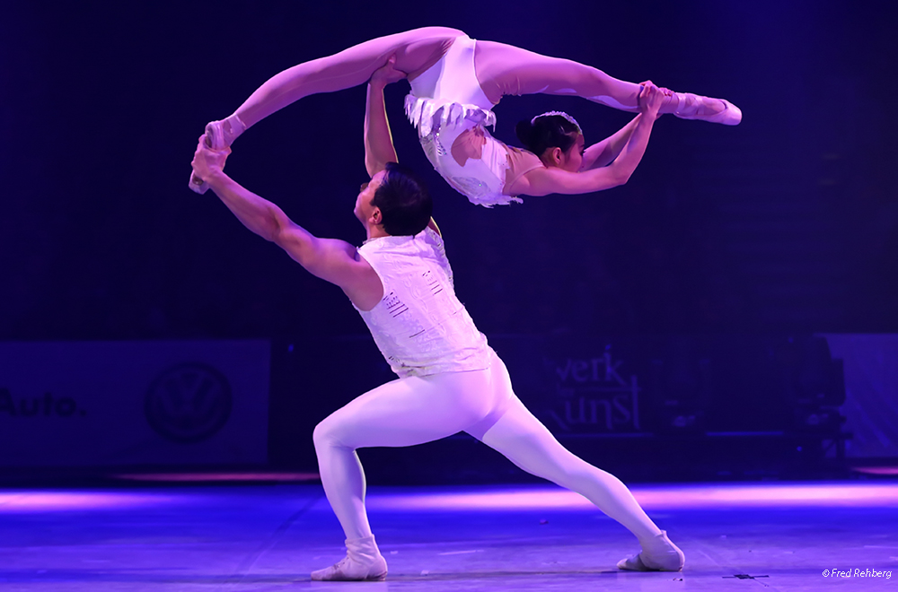Ballet on shoulder - Akrobatik Ballett - Feuerwerk der Turnkunst 2016