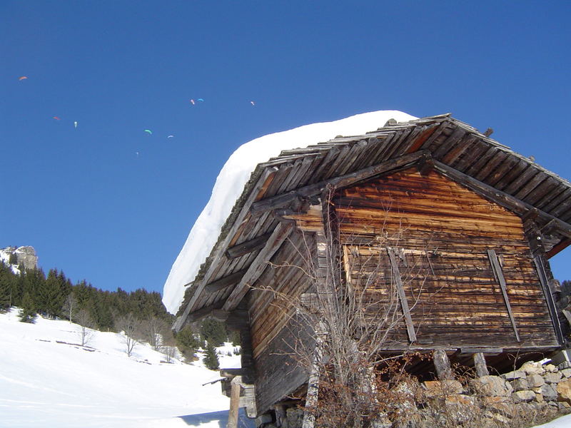 BALLETS DE PARAPENTES ET VIEUX CHALET