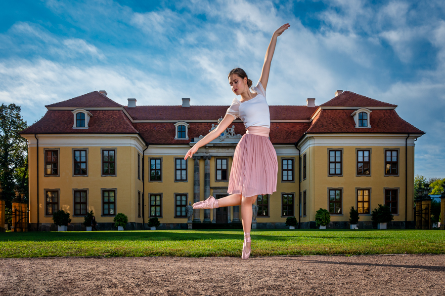 Balletttänzerin vor dem Mosigkauer Schloss