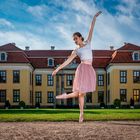 Balletttänzerin vor dem Mosigkauer Schloss