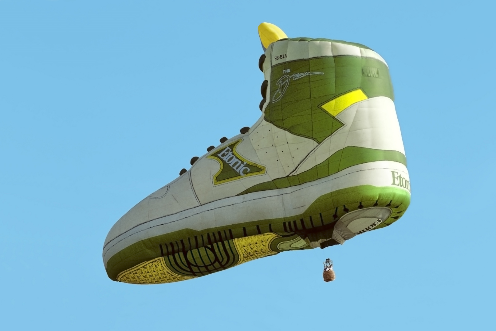 Ballon als Schuh-Reklame