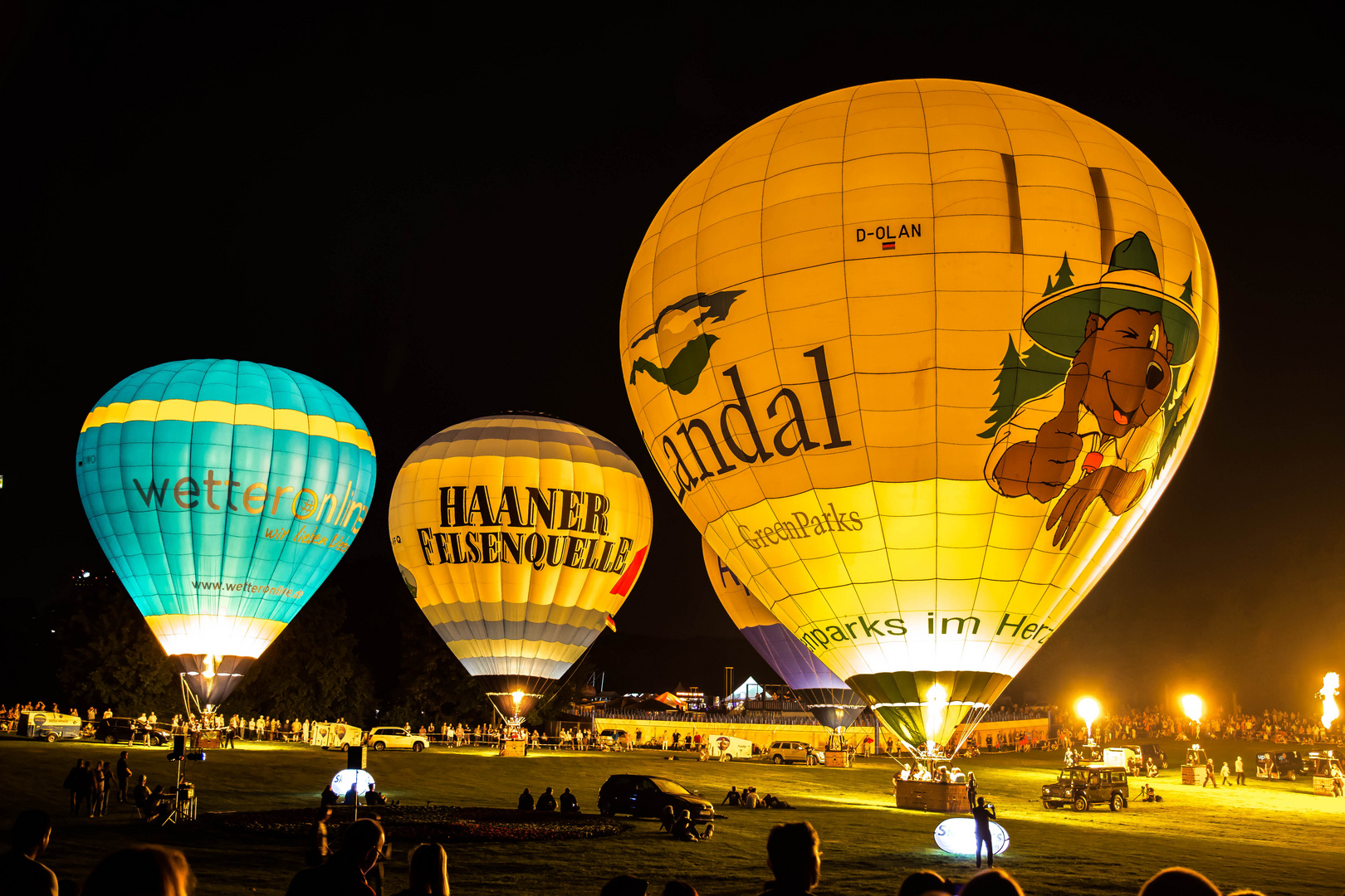 Ballon Anblasen in der Bonner Rheinaue