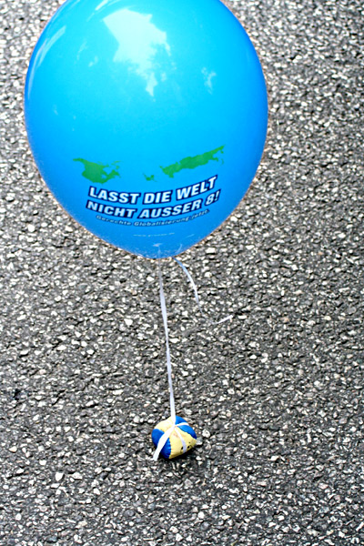 Ballon auf Asphalt