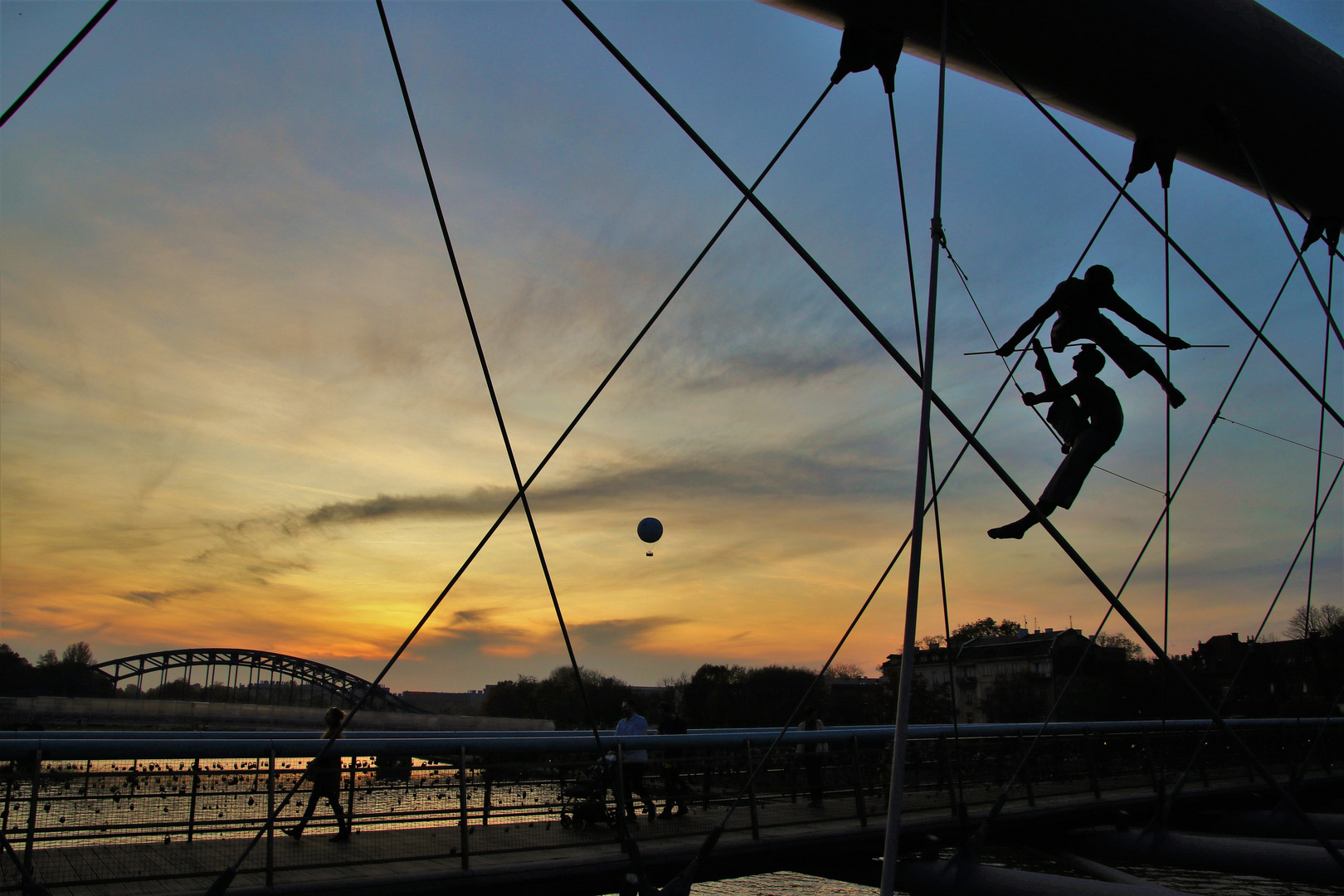 Ballon, Fußgänger und Artisten