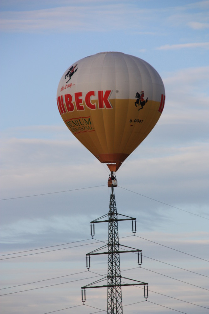 Ballon landet auf Hochspannungsmast