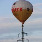 Ballon landet auf Hochspannungsmast