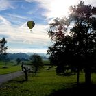 Ballon steigt in der Morgensonne hinauf...