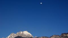 Ballon über Berge