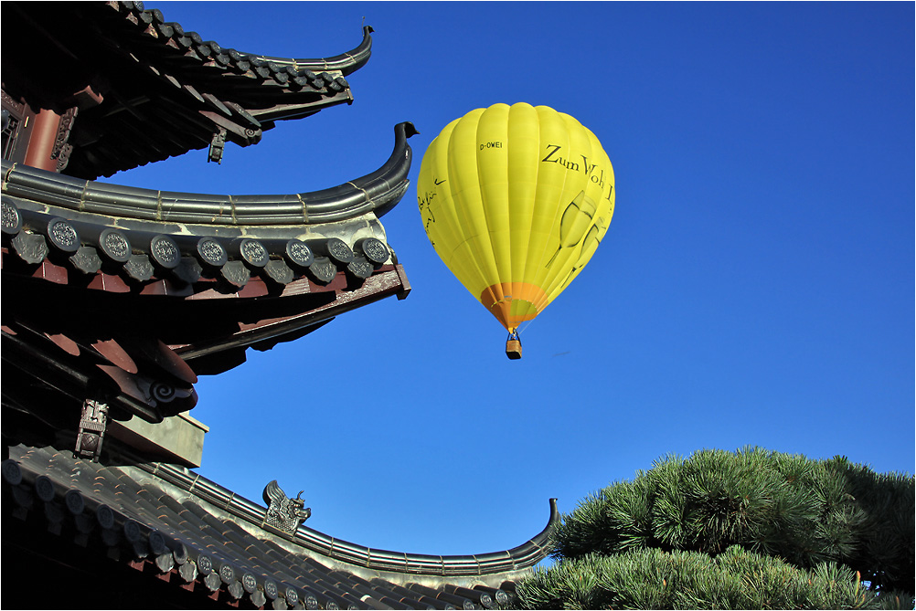 Ballon über chinesischen Teehaus