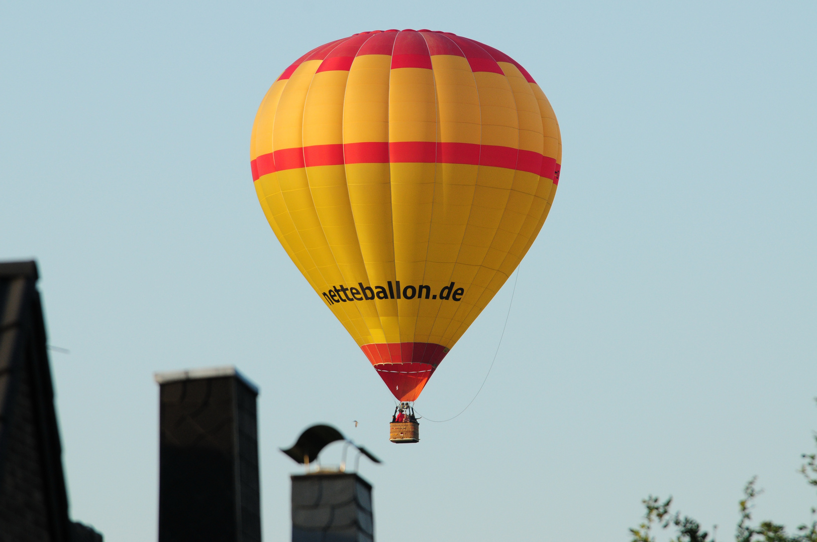 " Ballon " über den Dächern von Hinsbeck