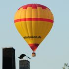 " Ballon " über den Dächern von Hinsbeck