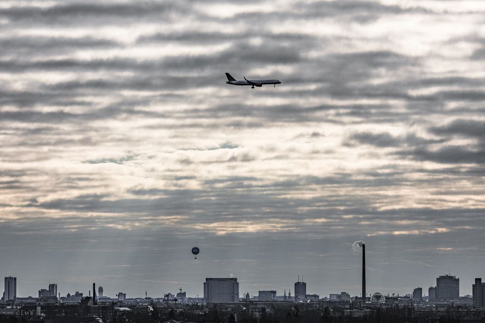 Ballon und Jetliner