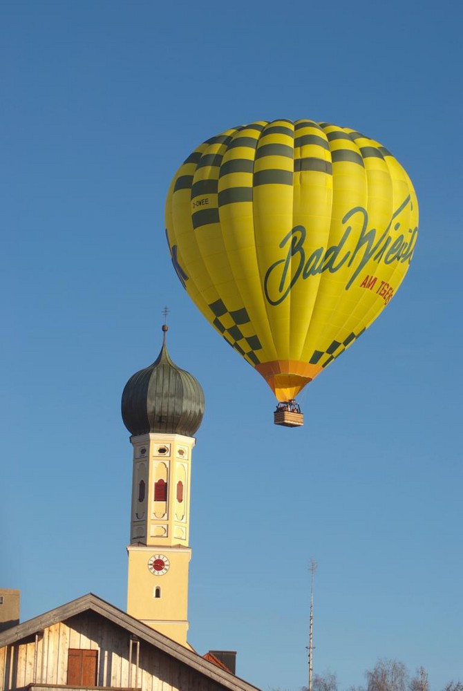 ballon und Kirchturm