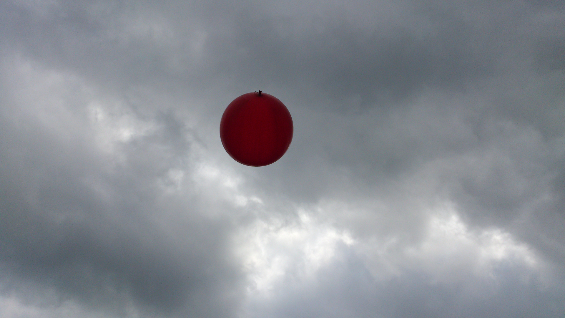 Ballon und Regenwolken