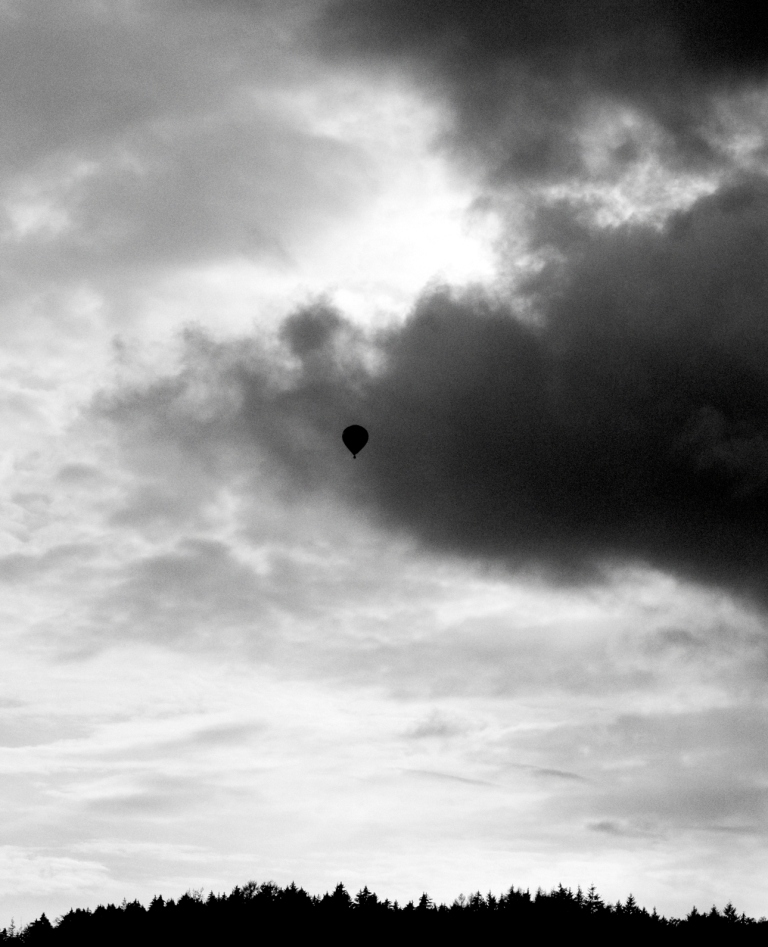 Ballon vor Gewitterhimmel