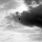 Ballon vor Gewitterhimmel