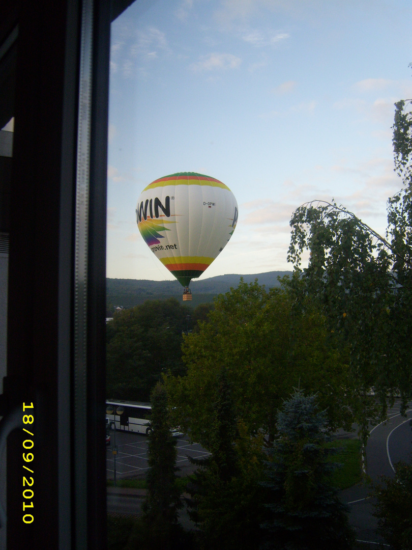 Ballon vorm Fenster