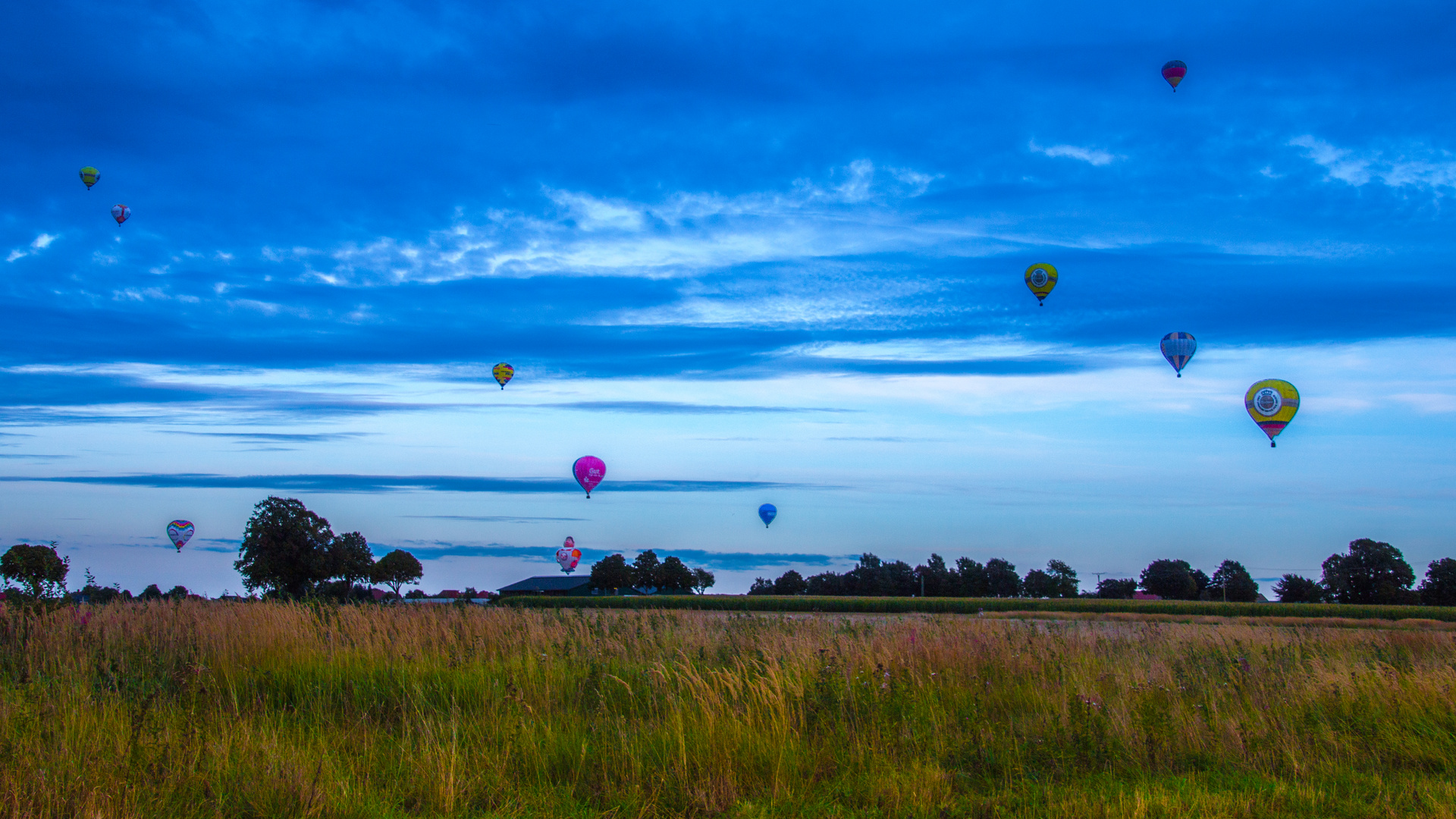 Ballone am Abendhimmel