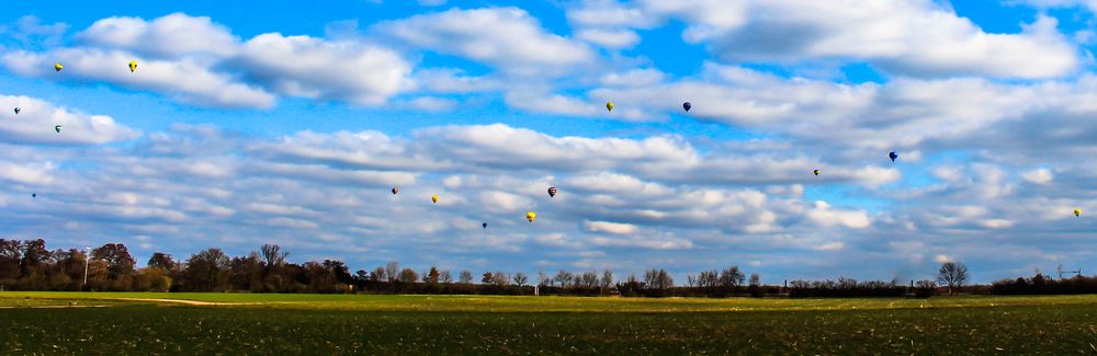 Ballone am weiß-blauen Himmel