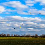 Ballone am weiß-blauen Himmel