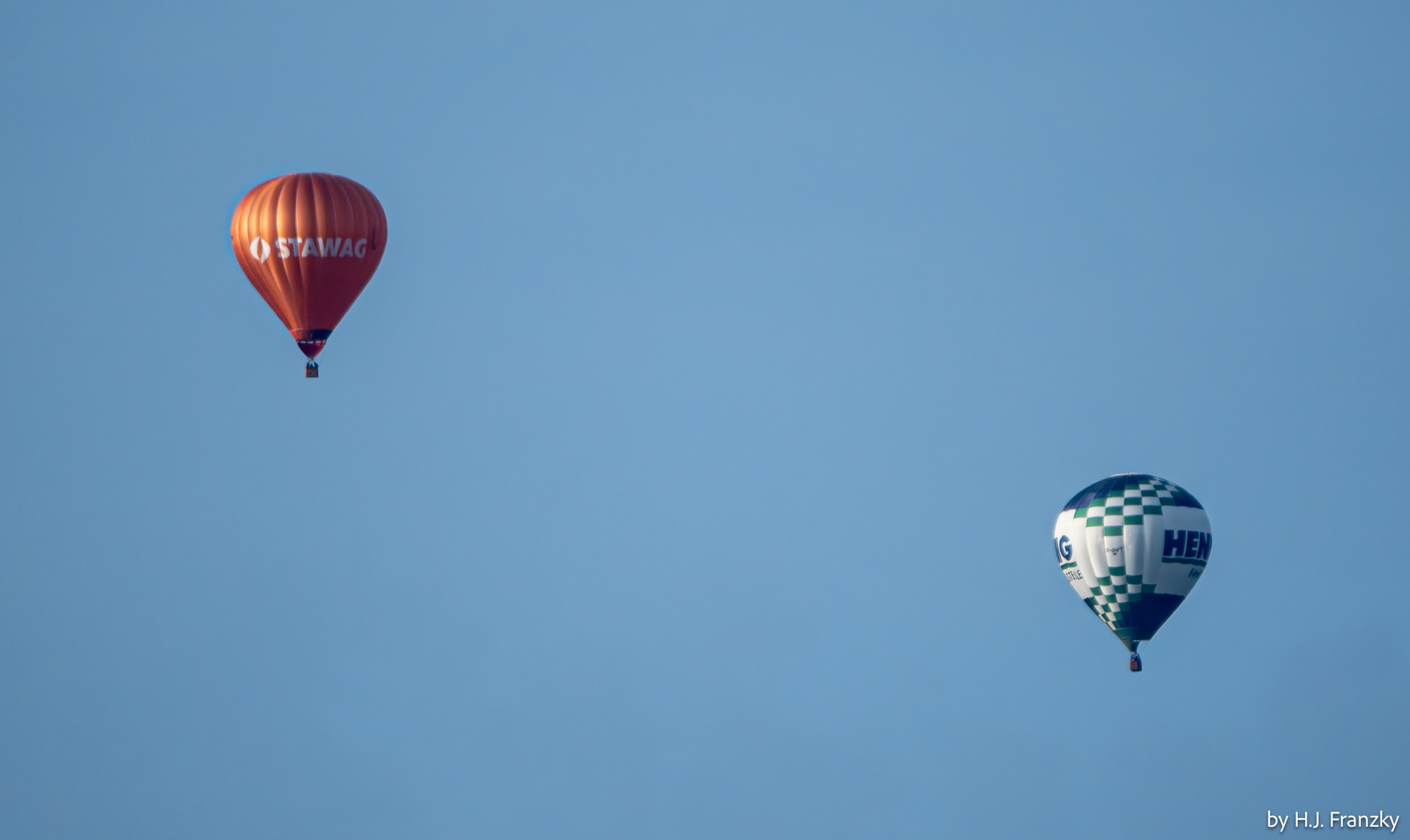 Ballone vor blauem Himmel