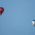 Ballone vor blauem Himmel