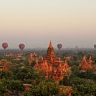 Ballonfahrer über Bagan...