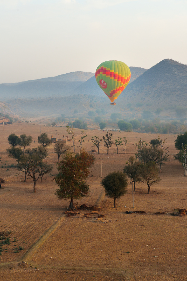 Ballonfahrt 01 über Landschaft 