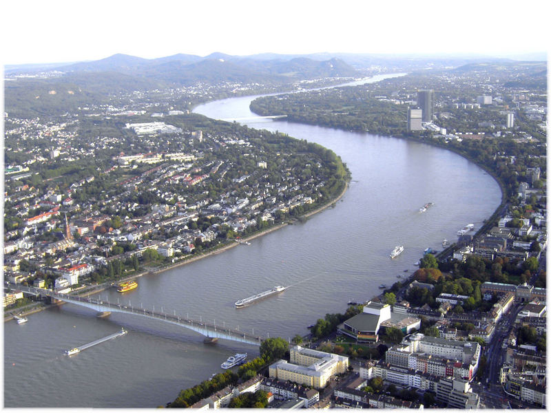 Ballonfahrt über Bonn am Rhein mit Blick auf den Posttower und das Siebengebirge, 8.10.06, 17:21 Uhr
