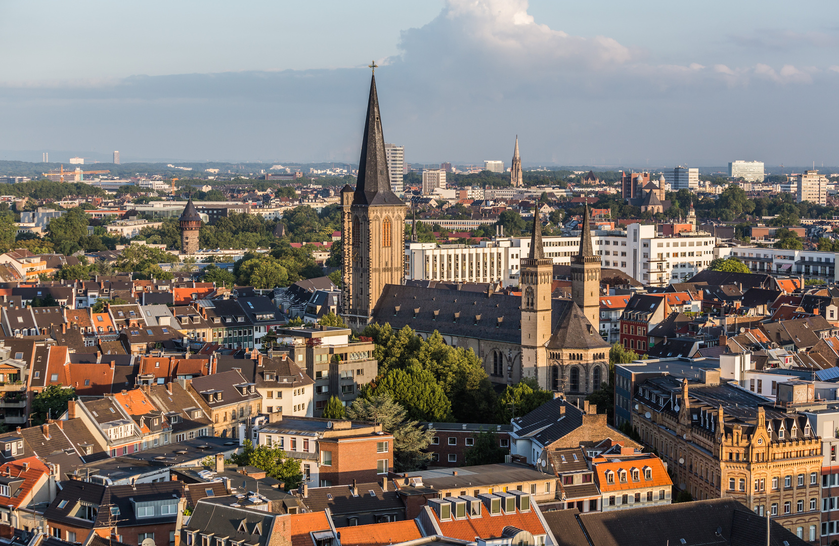 Ballonfahrt über Köln: Severinsviertel mit Ulrepforte und Basilika St. Severin