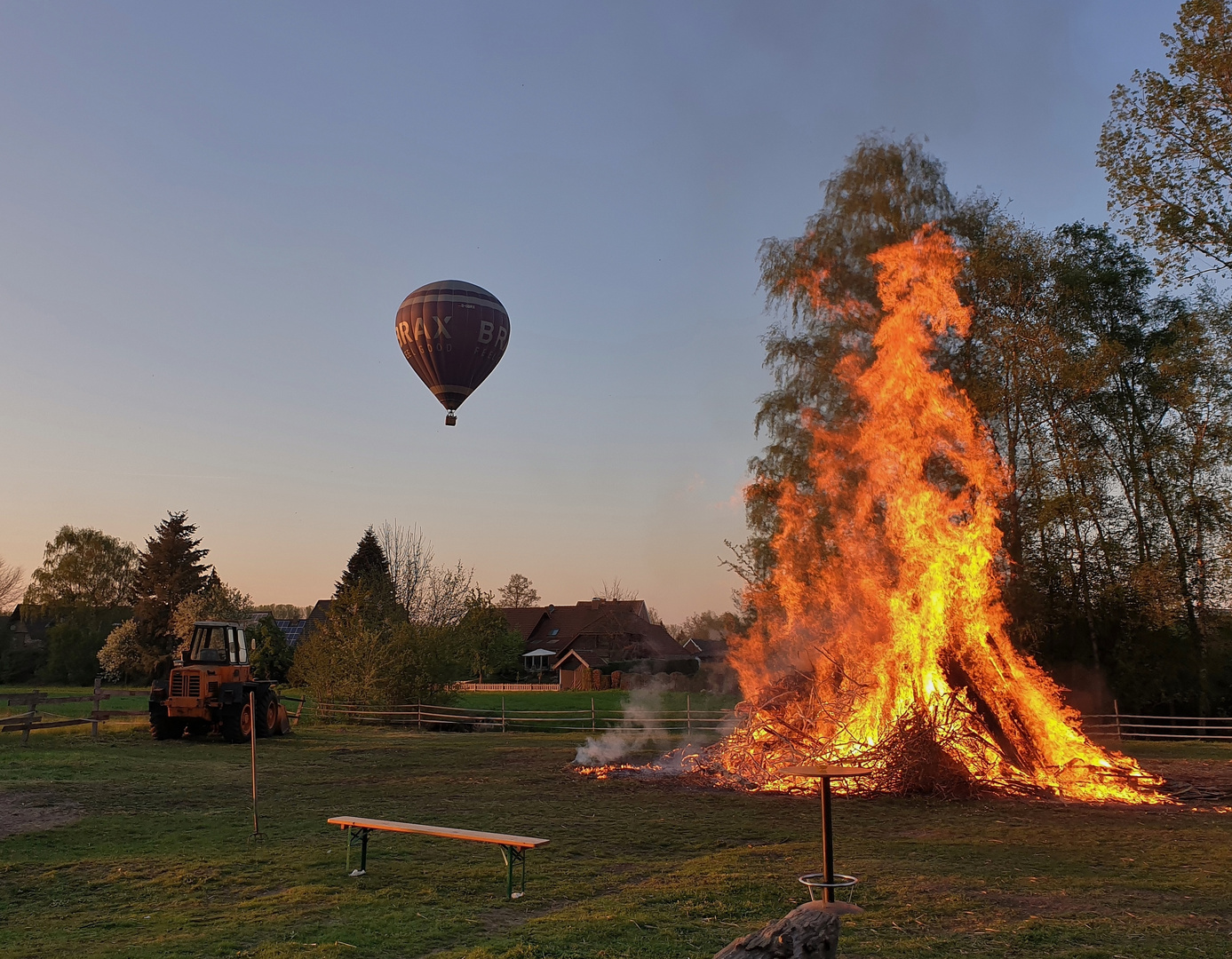 Ballonfahrt über Osterfeuer