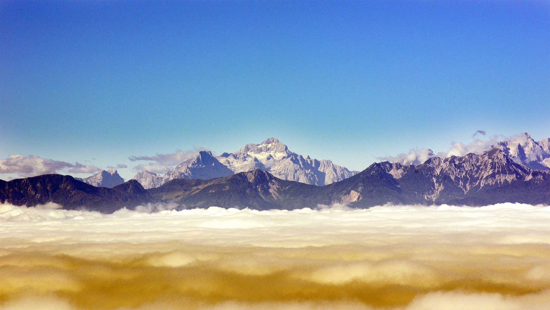 Ballonfahrt vom Längsee über den Wolken. Blick Karawanken.