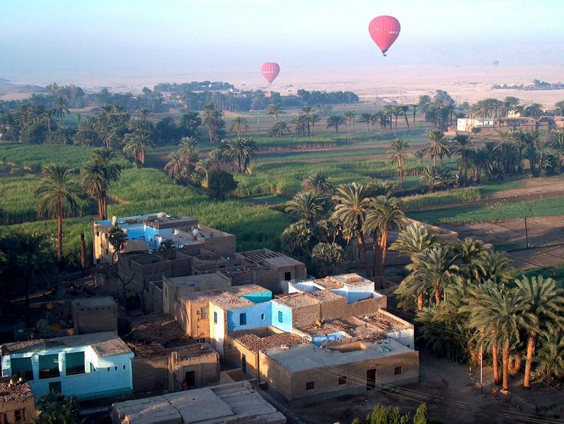 Ballonflug bei Sonnenaufgang über Luxor Oberägypten