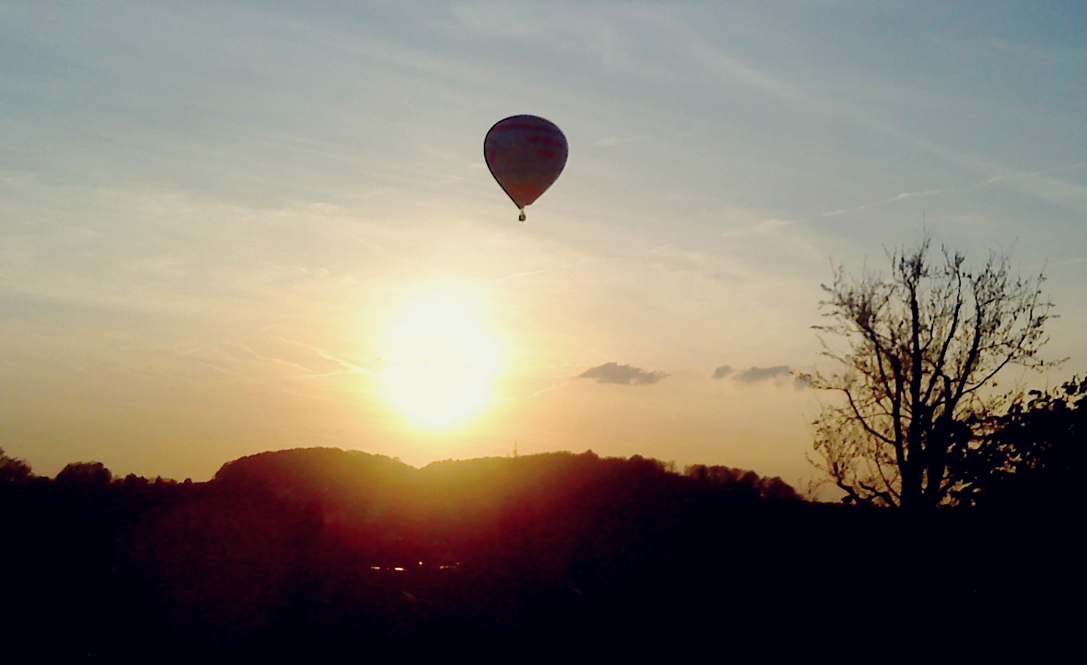 Ballonflug im letzten Sonnenlicht