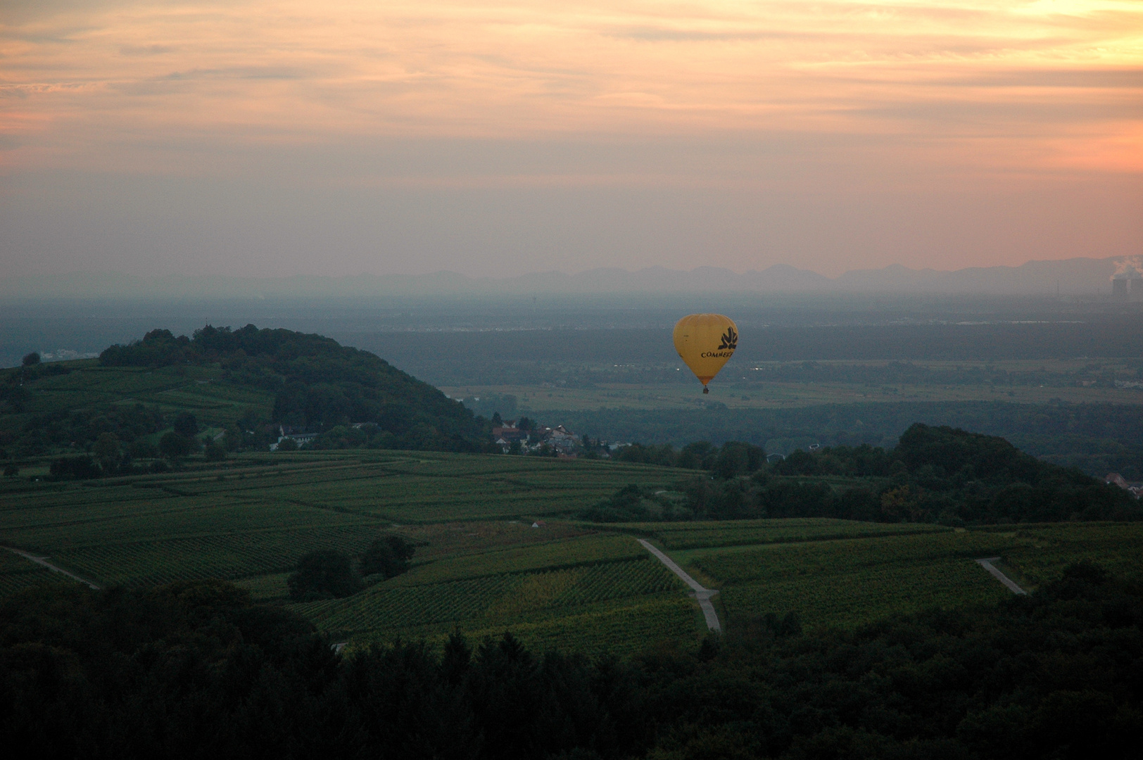 Ballonflug in der Dämmerung am Abend