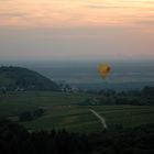 Ballonflug in der Dämmerung am Abend