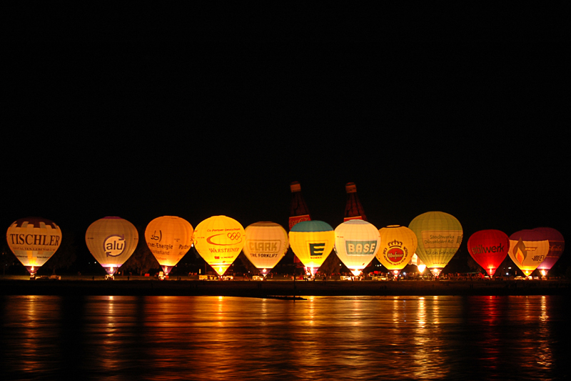 Ballonglühen am Rheinufer