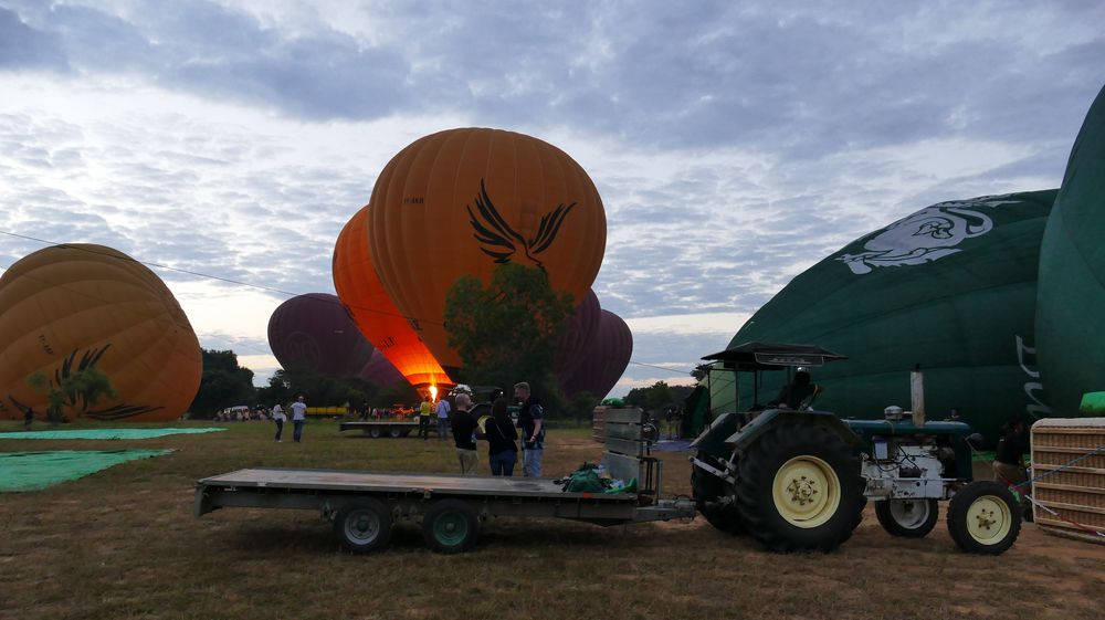 ...Ballonglühen in Bagan...